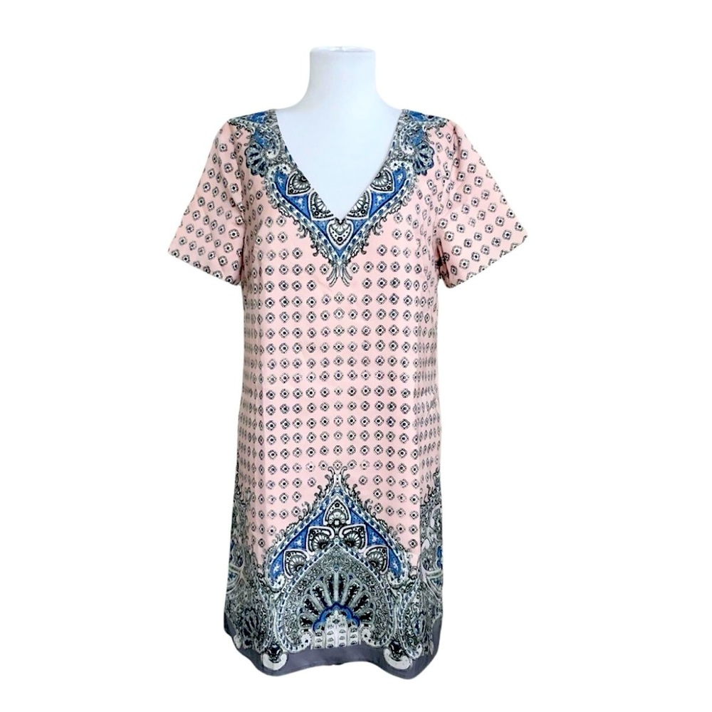 Ann Taylor print short sleeve shift dress
Back zip, silky classy feel
Medium